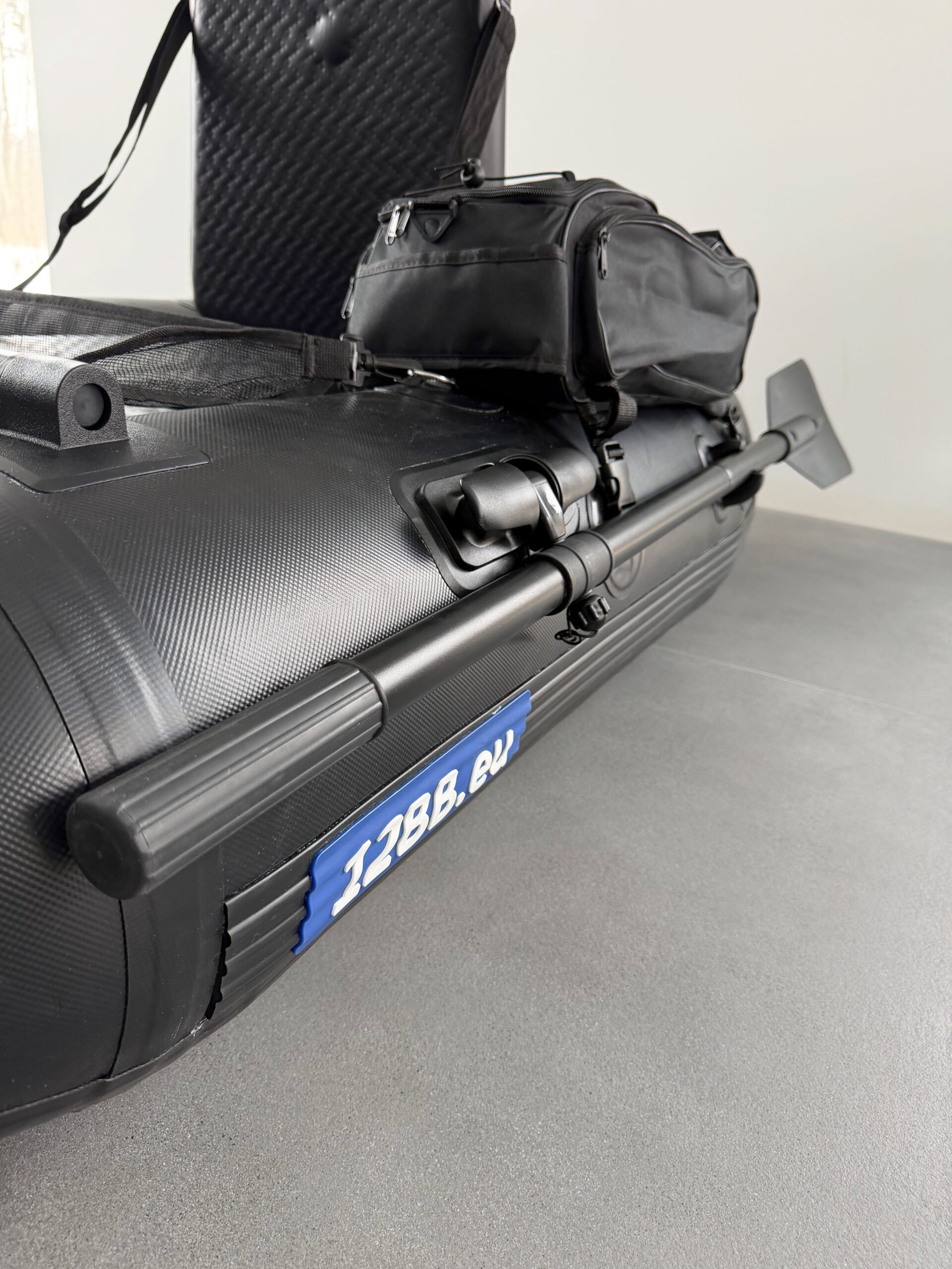 Belly Boat 12BB Stealth wyposażony w demontowalne wiosła ułatwiające przemieszczanie się