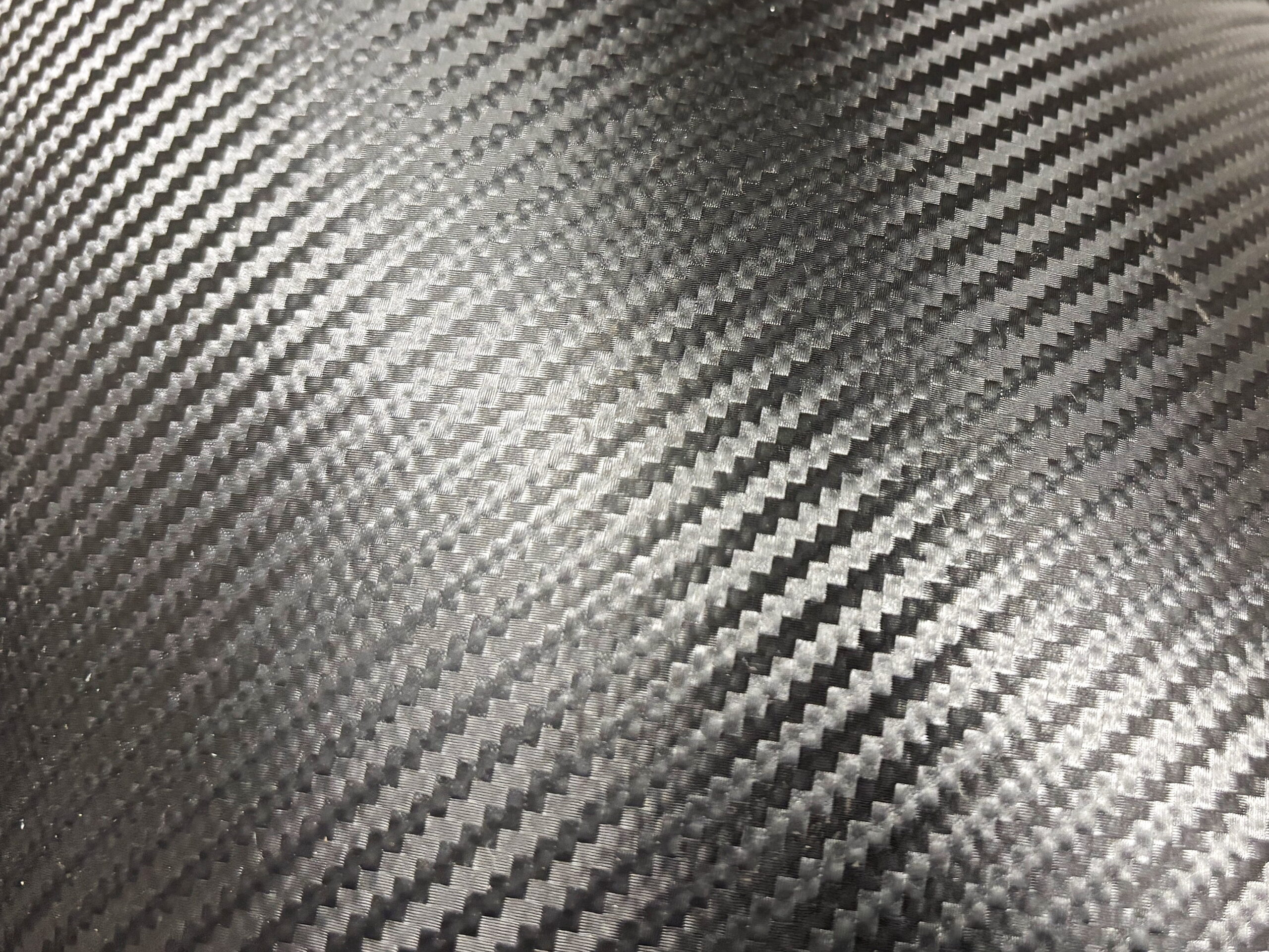 bliżenie na pancerny materiał PVC o grubości 1,2 mm w wykończeniu Carbon Look, stosowany w modelu 12BB JUMBO S Special Carbon Edition.