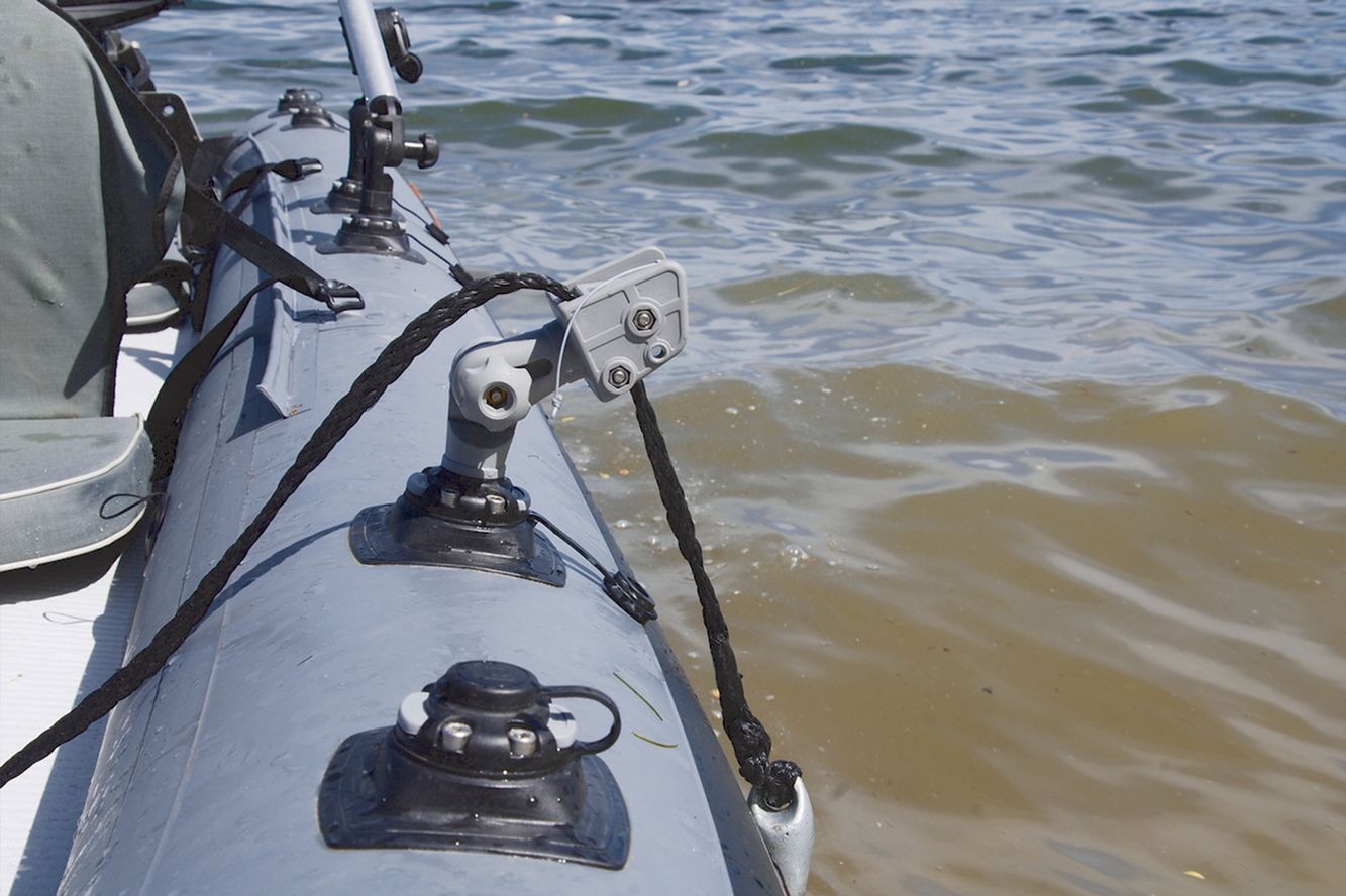 Uchwyt kotwicy Al003 zamontowany na boku pontonu wędkarskiego z liną cumowniczą