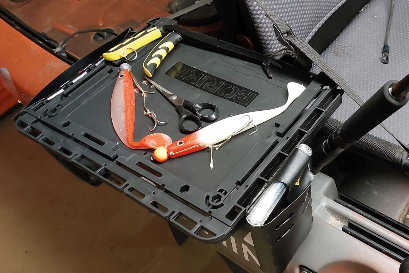 Stolik wędkarski THf375 zamontowany na pontonie wędkarskim z torbami MOLLE i przynętami na bokach