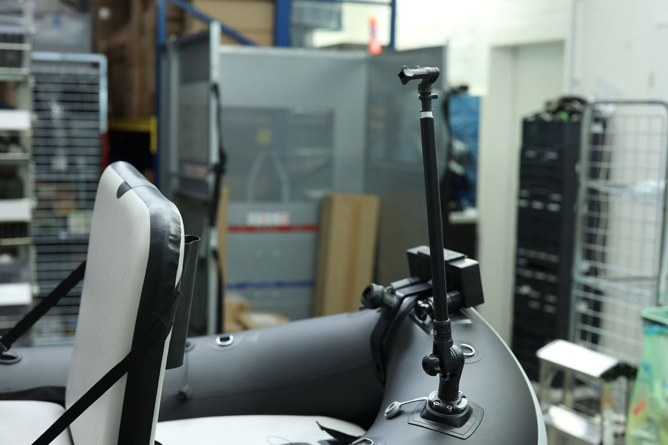 Uchwyt Fasten Ng600 zamontowany na pontonie wędkarskim